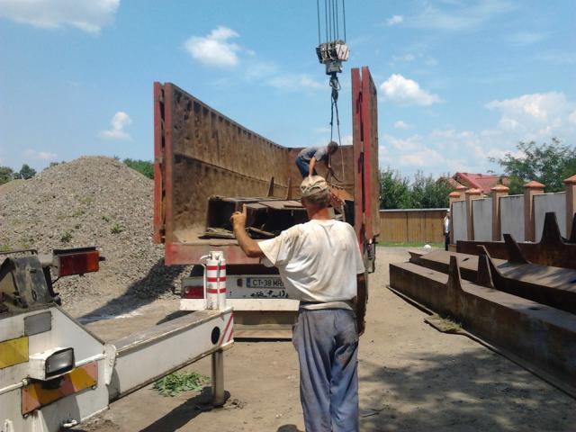 Ziua în amiaza mare, hoţii au dezmembrat un pod de cale ferată de aproape 33 de tone, pe care l-au încărcat în două trailere. Foto: Monitorul de Botoşani