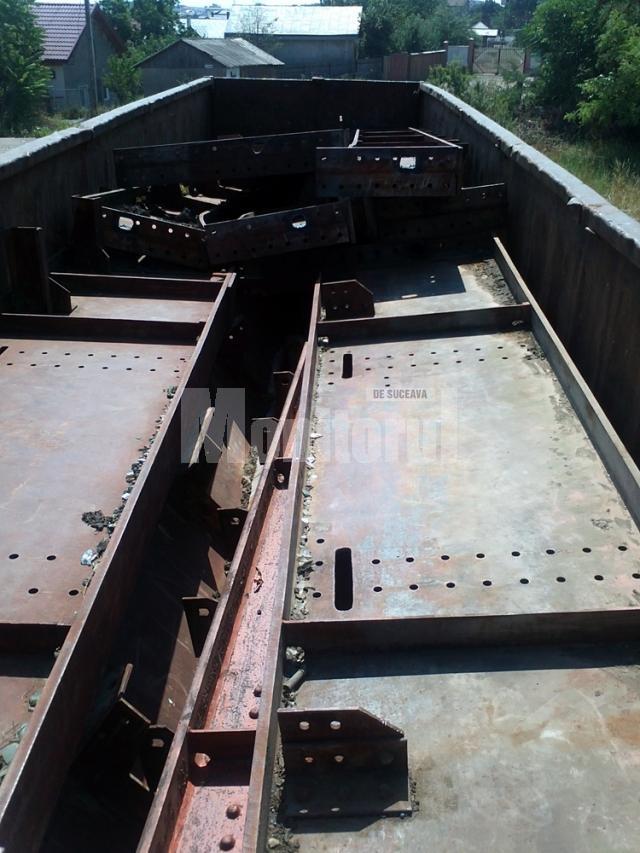 Ziua în amiaza mare, hoţii au dezmembrat un pod de cale ferată de aproape 33 de tone, pe care l-au încărcat în două trailere. Foto: Monitorul de Botoşani