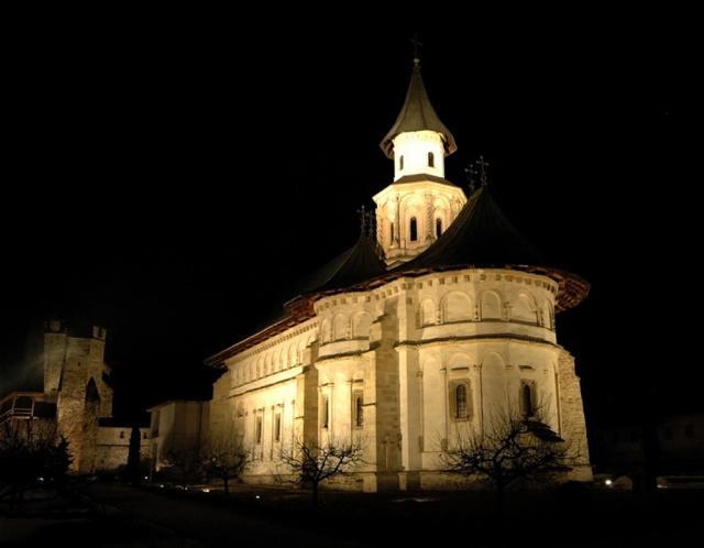 Simpozionul care se desfăşoară în perioada 11–14 iulie este dedicat în special Sfântului Ştefan cel Mare şi istoriei Mănăstirii Putna