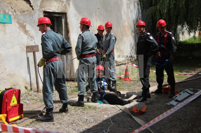 Exerciţii la baza de pregătire a pompierilor de la Siret