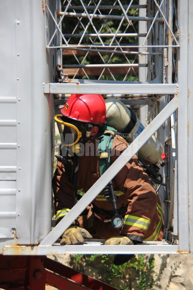 Exerciţii la baza de pregătire a pompierilor de la Siret