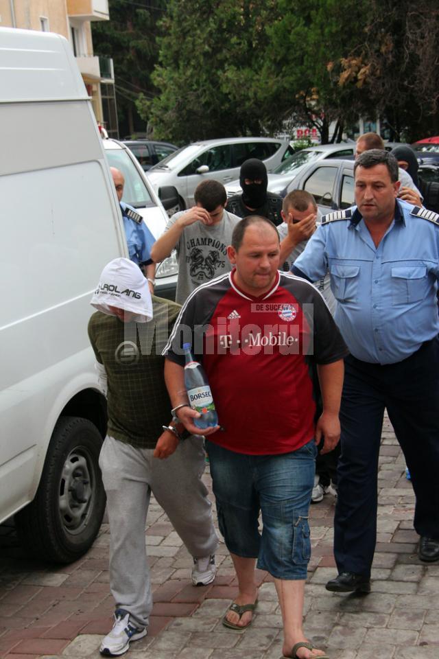 Cinci români şi un ucrainean au fost arestaţi ieri de Tribunalul Suceava în ultimul dosar privind traficul de ţigări
