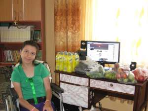 Carrefour Suceava i-a oferit Oanei, fetiţa ţintuită într-un scaun cu rotile, fructe, legume, sucuri, apă şi o maşină de făcut pâine