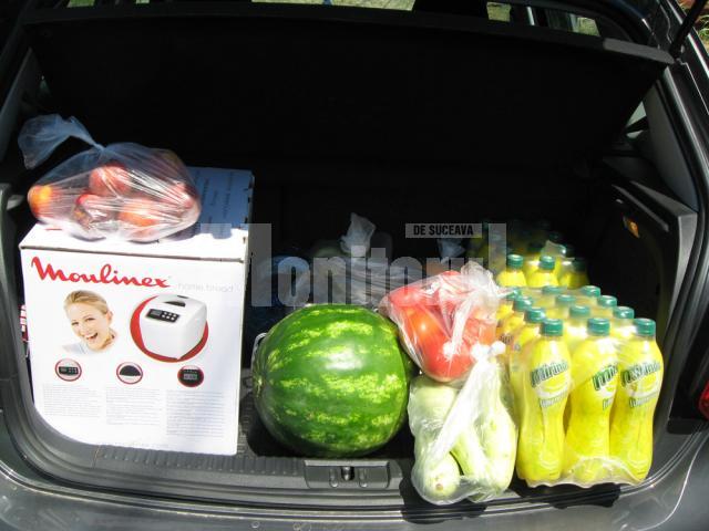 Carrefour Suceava i-a oferit Oanei, fetiţa ţintuită într-un scaun cu rotile, fructe, legume, sucuri, apă şi o maşină de făcut pâine