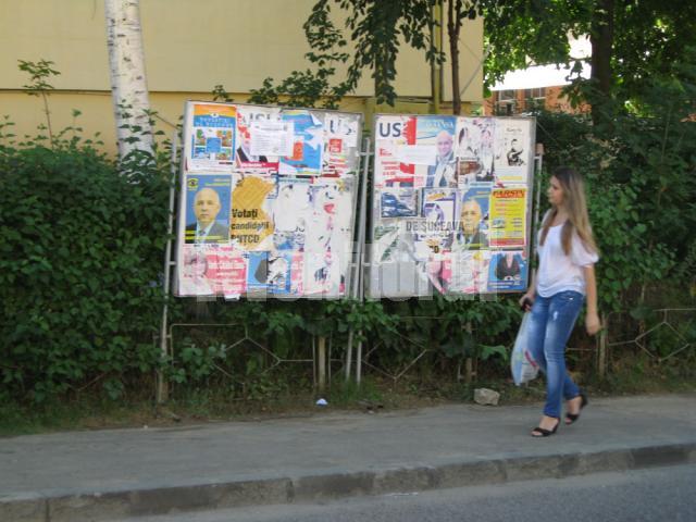 Două panouri electorale au fost uitate în cartierul Obcini
