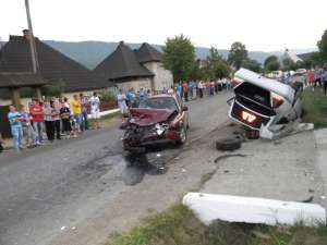 După impactul cu VW-ul Golf, Mercedesul s-a răsturnat în afara drumului
