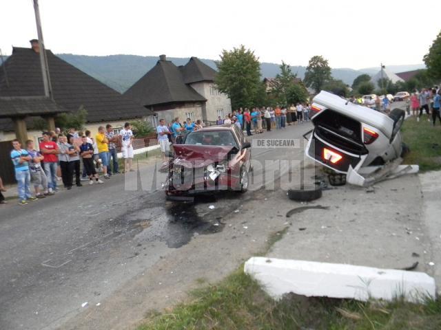 După impactul cu VW-ul Golf, Mercedesul s-a răsturnat în afara drumului