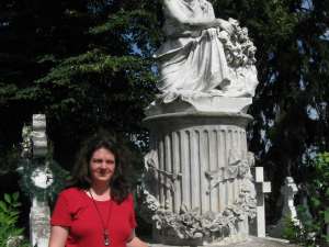 Nicole Rieskamp în cimitirul Pacea de la Suceava