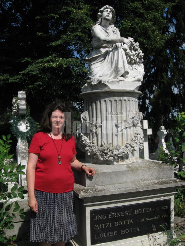 Nicole Rieskamp în cimitirul Pacea de la Suceava