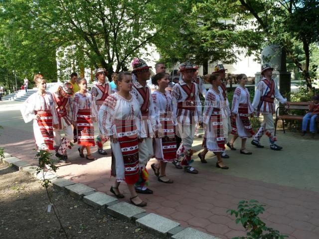 “Dorna, plai de joc şi cântec”, festivalul naţional al ansamblurilor folclorice ale copiilor