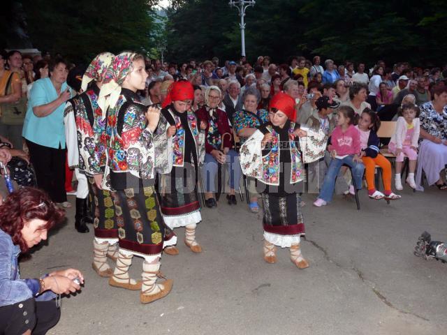 “Dorna, plai de joc şi cântec”, festivalul naţional al ansamblurilor folclorice ale copiilor