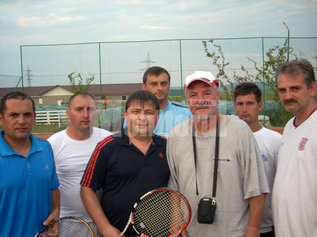 Laureaţii turneului de la Liteni, alături de organizatori şi de profesorul Vasile Pescaru