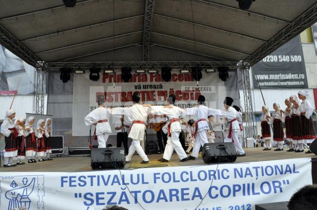 Festivalul Naţional „Şezătoarea copiilor” a reunit la Fălticeni 300 de copii din cinci judeţe