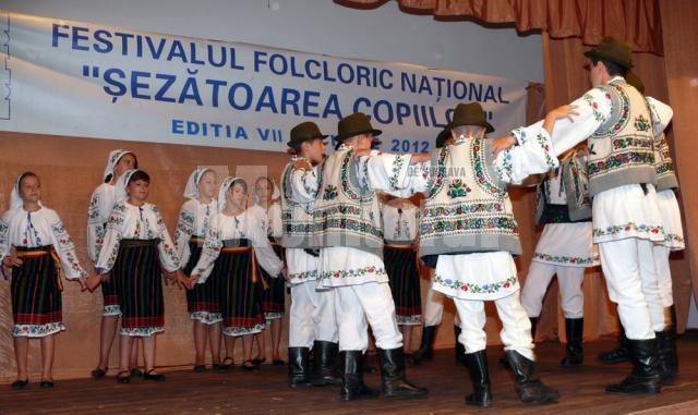 Festivalul Naţional „Şezătoarea copiilor” a reunit la Fălticeni 300 de copii din cinci judeţe