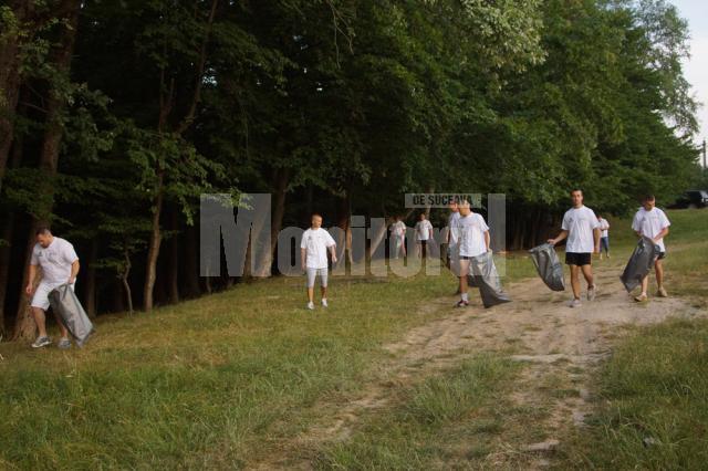 Sportivii Bucovina Fight Team au strâns gunoaiele de la liziera pădurii Ilişeşti