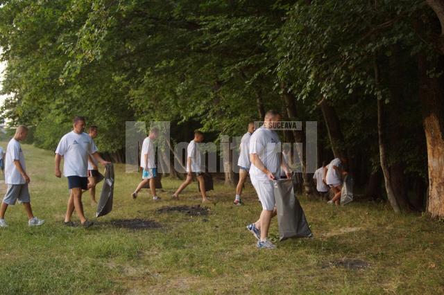 Sportivii Bucovina Fight Team au strâns gunoaiele de la liziera pădurii Ilişeşti