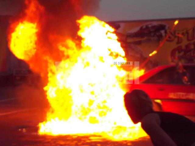 Maşini distruse, cascadorii periculoase şi perdele de foc la Monster Trucks Show