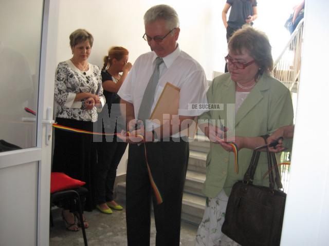 Dumitru Paşniciuc şi Margareta Isăilă la tăierea panglicii inaugurale   Inaugurare centre sociale Gura Humorului
