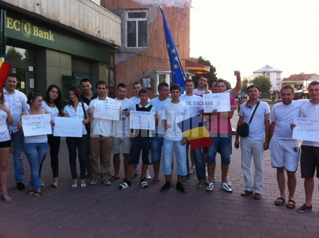 Mai mulți tineri democrat-liberali și simpatizanți au mărșăluit ieri, în liniște, pe străzile municipiului Suceava