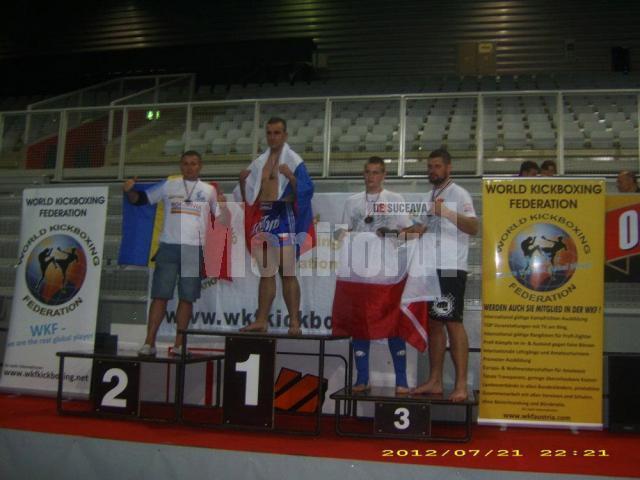 Antrenorul Nicolae Moroşan(primul din stanga) a urcat în ring şi a câştigat o medalie de argint şi două de bronz în trei stiluri diferite