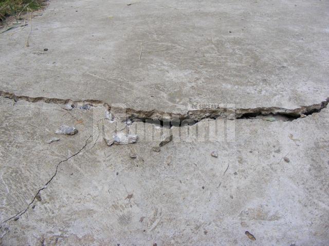 Placa de beton crăpata de pe aleea ce duce la biserică. Foto: Ionel CURCAN