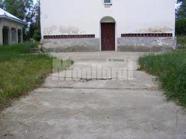 Placa de beton crăpata de pe aleea ce duce la biserică. Foto: Ionel CURCAN