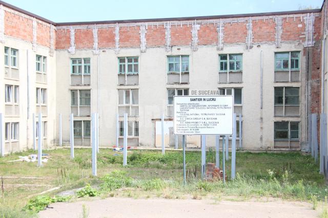 Extinderea corpului de la Colegiul Petru Rareş a rămas nefinalizată Sala de sport a Colegiului Ştefan cel Mare, în construcţie din 2008