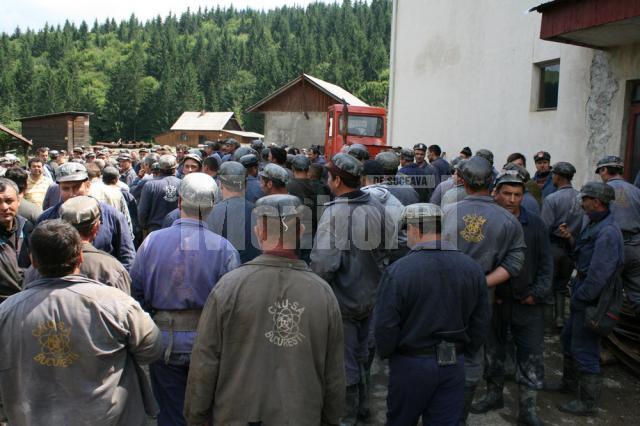Minerii nemulţumiţi s-au adunat în curtea minei Botuşana