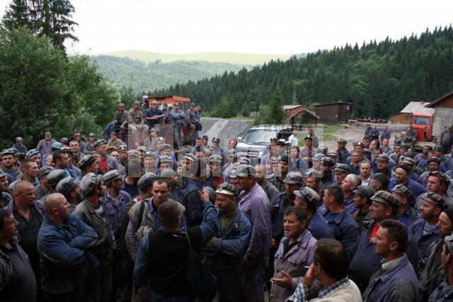 Minerii nemulţumiţi s-au adunat în curtea minei Botuşana
