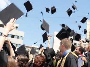 Tinerii absolvenţi se înghesuie să-şi depună dosarele pentru şomaj