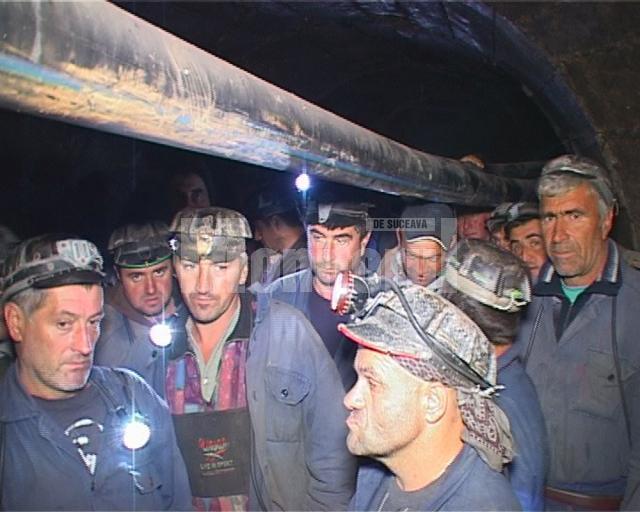 După două nopţi şi o zi petrecute în subteran, ortacii de la mina de uraniu de la Crucea au acceptat să renunţe la protest