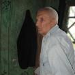 Casa în care locuieşte Iulian Cucu din Vornicenii Mici, în vârstă de 86 de ani