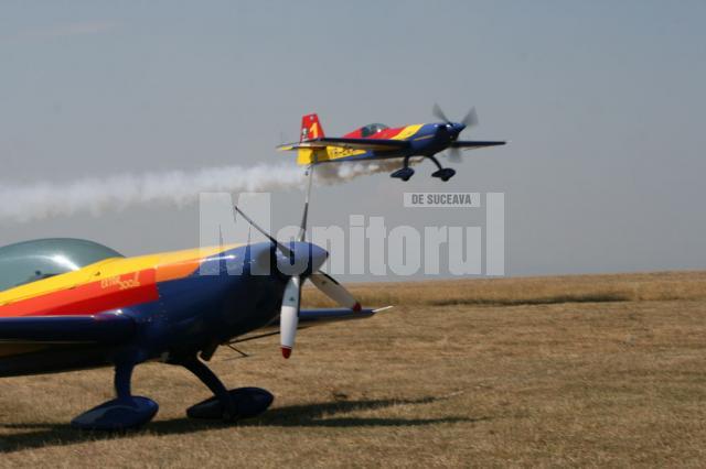 Avioane pregătite de zbor şi avioane în zbor