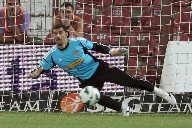 Daniel Coman, portarul echipei FC Vaslui, încearcând să apere  lovitura de la 11 metri. Foto: Mediafax