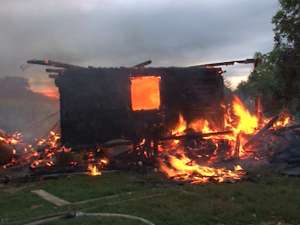 Gospodării distruse de flăcările puse de o femeie care ameninţa de câteva zile că va face o nenorocire