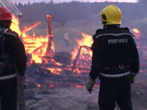 Gospodării distruse de flăcările puse de o femeie care ameninţa de câteva zile că va face o nenorocire