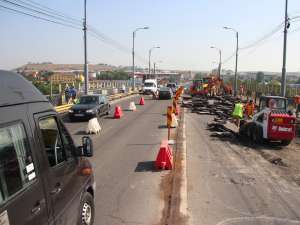 Traficul rutier de pe Calea Unirii este din nou afectat de lucrări publice, care au impus blocarea unui sens de circulaţie pe pasarela CFR