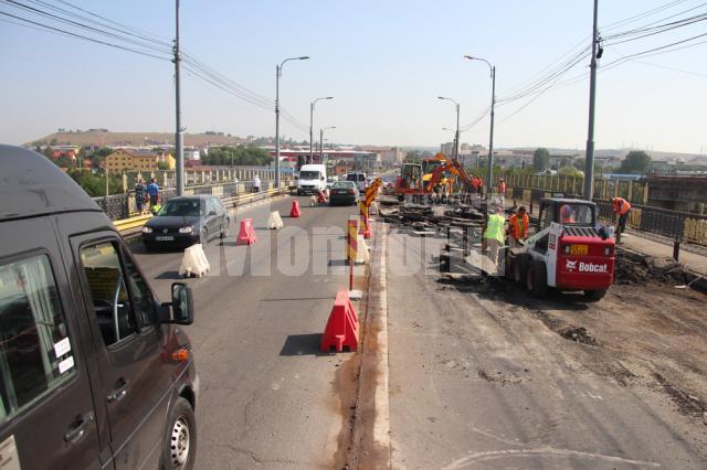 Traficul rutier de pe Calea Unirii este din nou afectat de lucrări publice, care au impus blocarea unui sens de circulaţie pe pasarela CFR