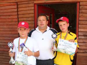 Mihai Pop, managerul turneului Cupa Interconti, împreună cu cei doi finalişti ai categoriei 12 ani, Andrei Cojocaru şi Ioan Marincuţa