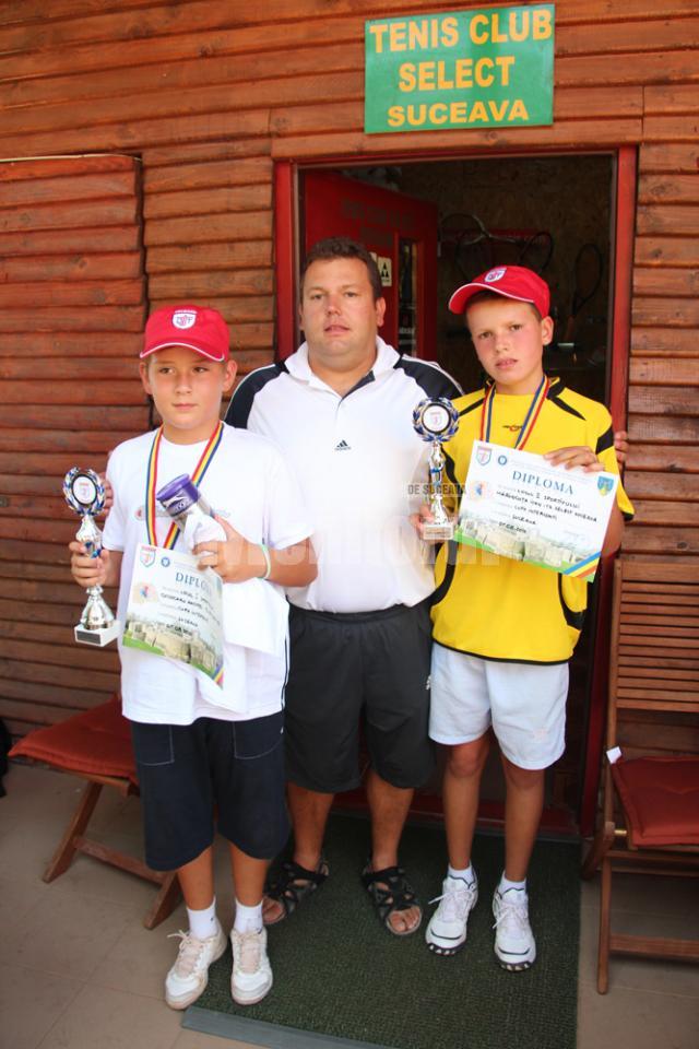 Mihai Pop, managerul turneului Cupa Interconti, împreună cu cei doi finalişti ai categoriei 12 ani, Andrei Cojocaru şi Ioan Marincuţa