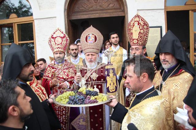 Patriarhul Suprem al armenilor a sfinţit strugurii şi masa de hram