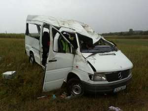 Microbuzul Mercedes Sprinter, înmatriculat în Franţa, s-a răsturnat în afara şoselei