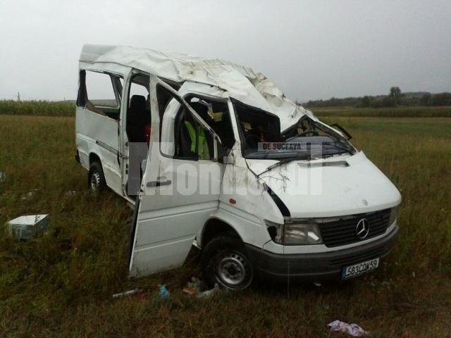 Microbuzul Mercedes Sprinter, înmatriculat în Franţa, s-a răsturnat în afara şoselei