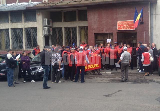 Peste 50 de sindicalişti din Poşta Suceava au protestat ieri în faţa sediului instituţiei