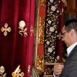 Victor Ponta a stat la coadă pentru a se închina la icoane
