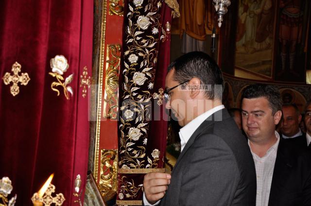 Victor Ponta a stat la coadă pentru a se închina la icoane
