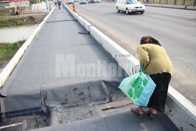 Traversare anevoioasă pentru pietoni, pe trotuarele aflate în lucru