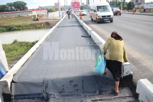 Traversare anevoioasă pentru pietoni, pe trotuarele aflate în lucru