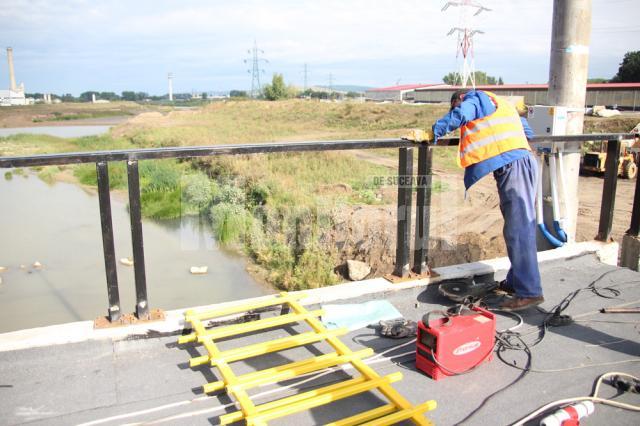 Recent, muncitorii s-au apucat de montarea balustradelor