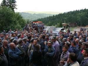 Cei peste 300 de mineri care s-au adunat din nou pentru a-şi cere drepturile, iar discuţiile s-au dovedit extrem de dure